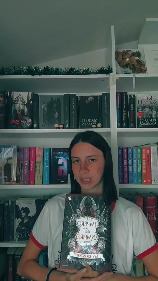 @_lacortedeilibri 🍸🐝