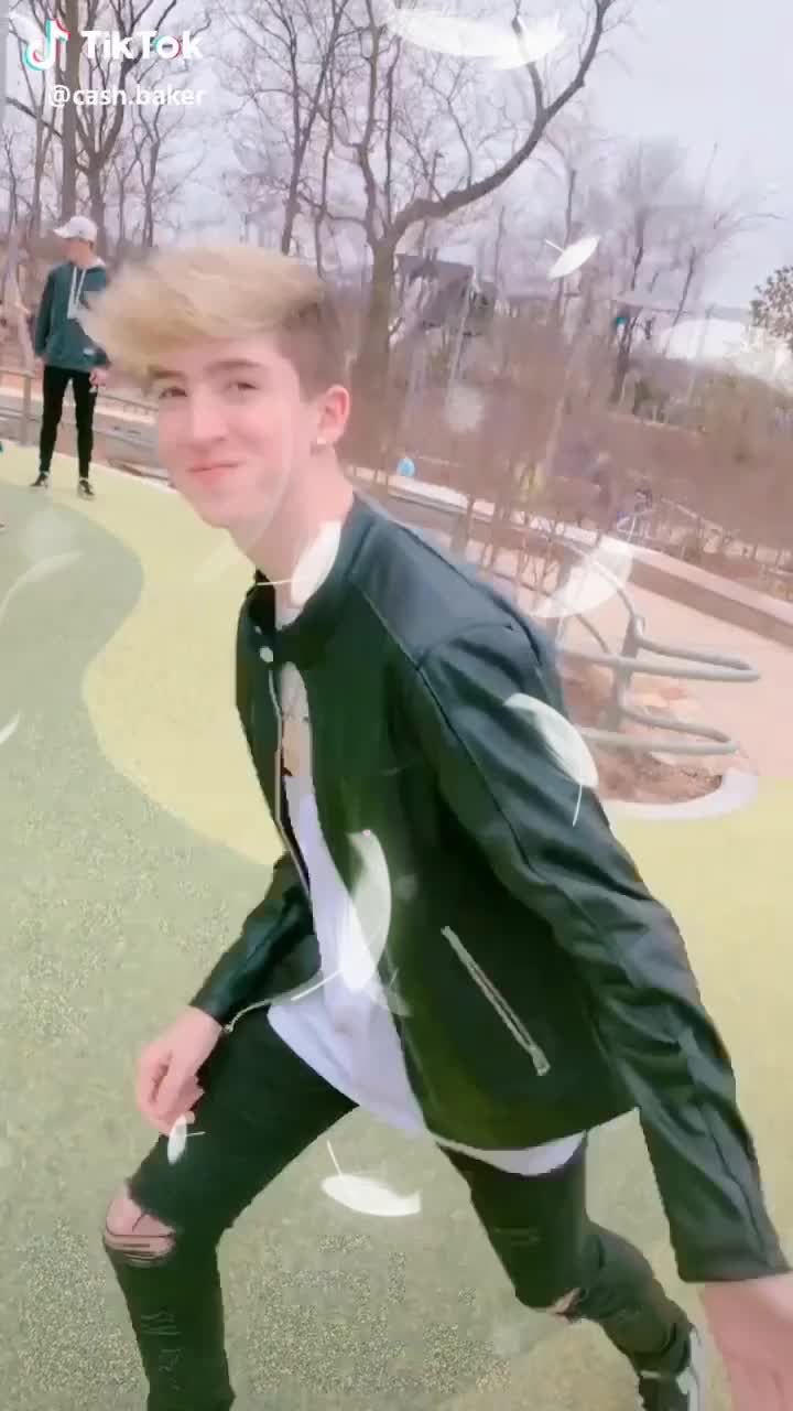 @<33