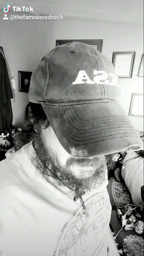 @👑 FAMOUSREDNECK👑