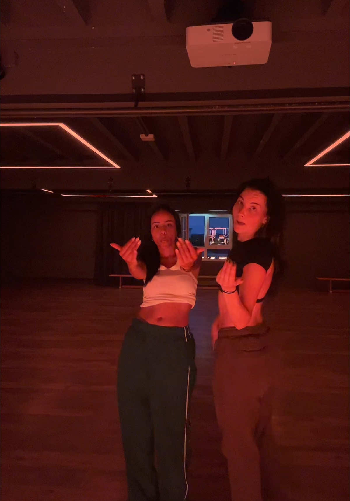 @shaniastrb