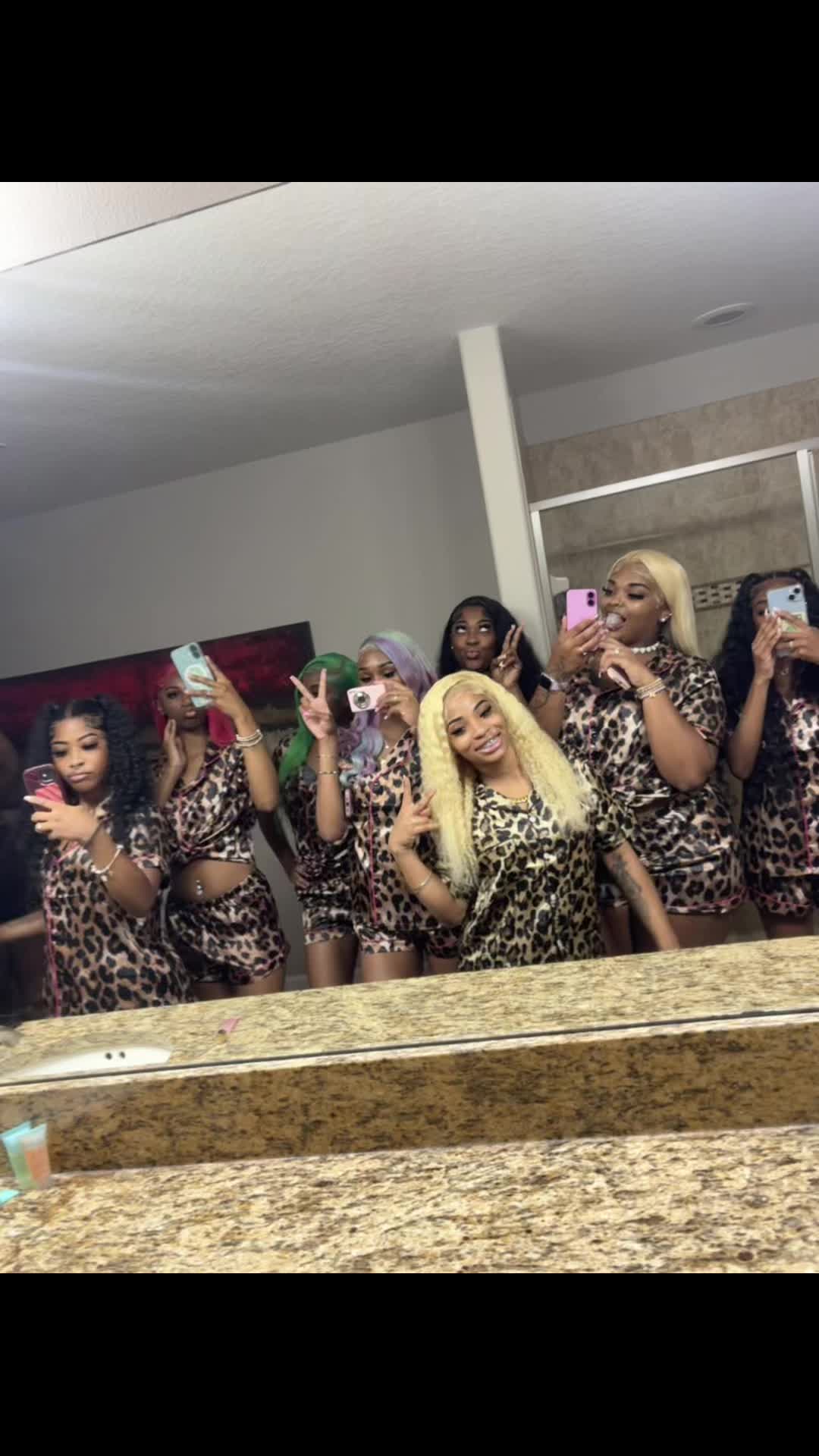 @👩🏽&zwj;❤️&zwj;💋&zwj;👩🏽