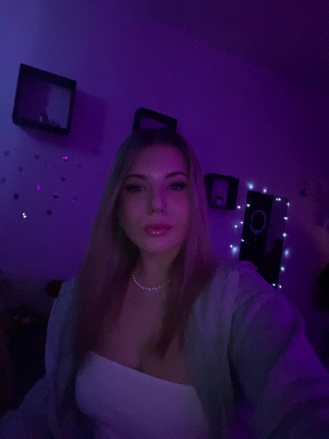 @👸V👸