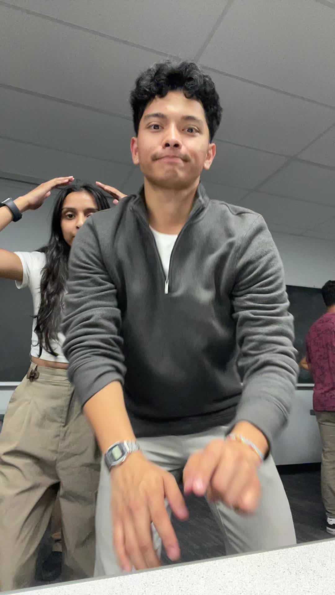 @Abishaquienoiel