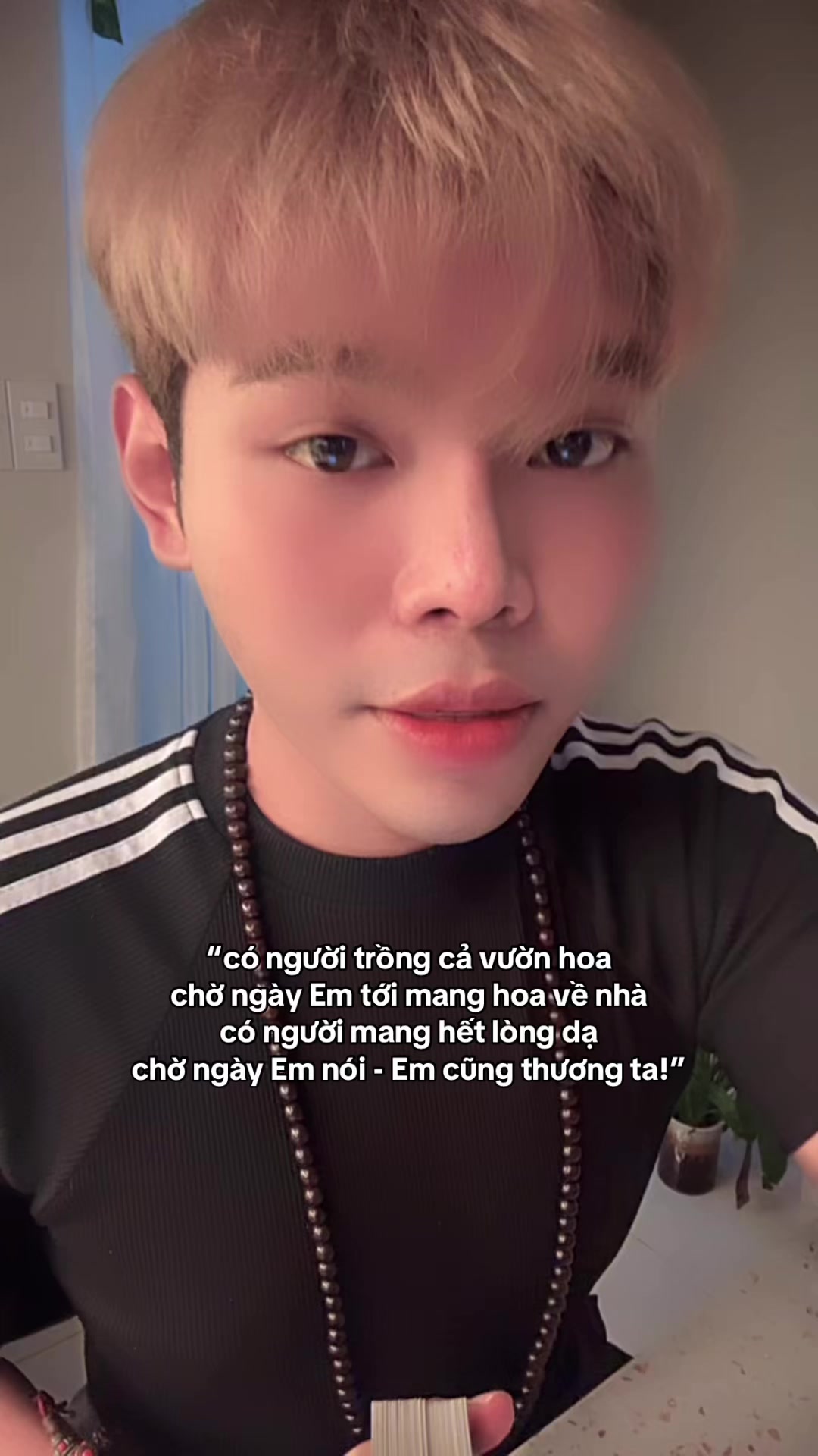 @Một chiếc &ocirc;m nhỏ ch&iacute;u