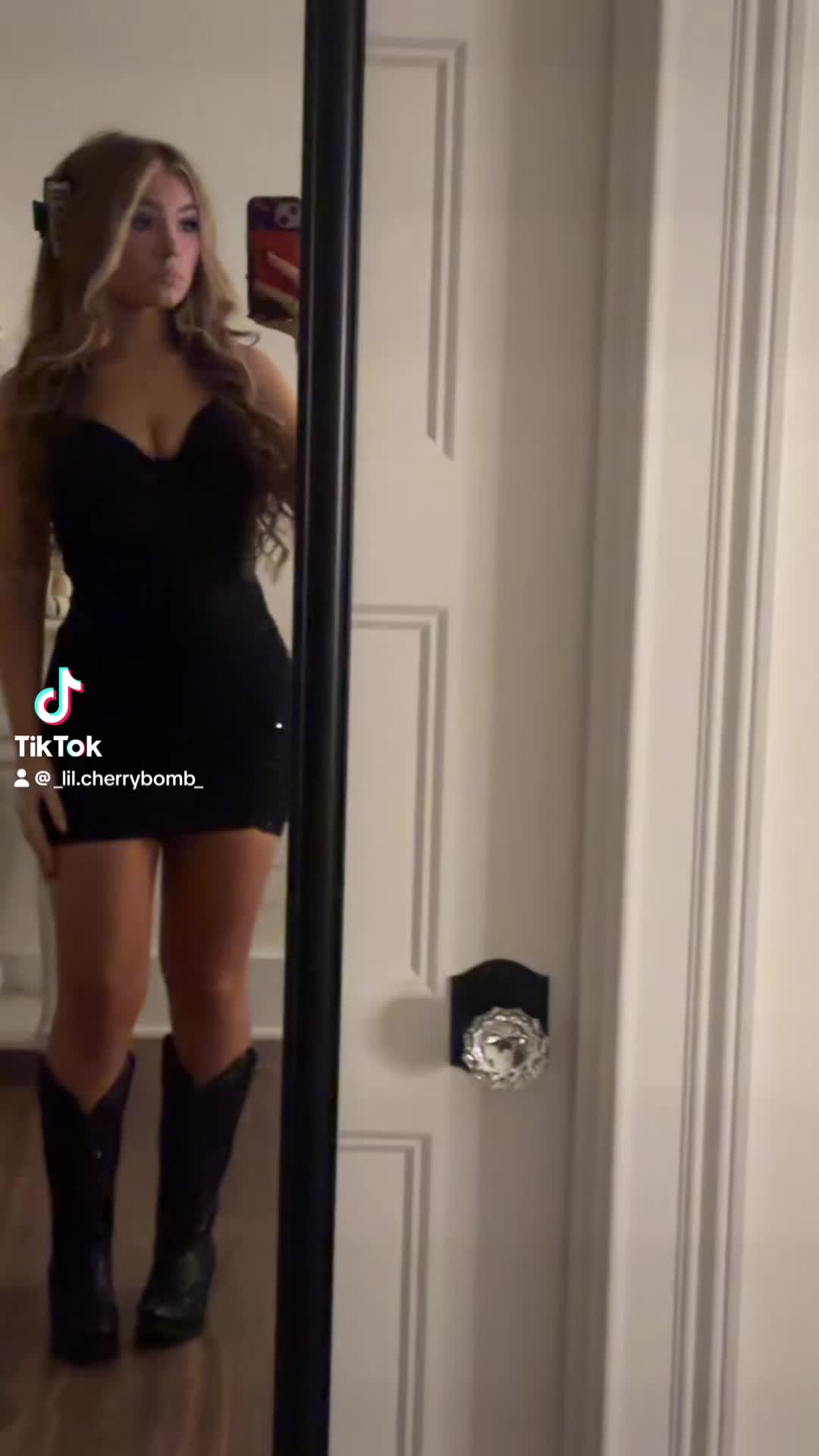 @𝔏𝔦𝔩 𝔠𝔥𝔢𝔯𝔯𝔶 𝔟𝔬𝔪𝔟