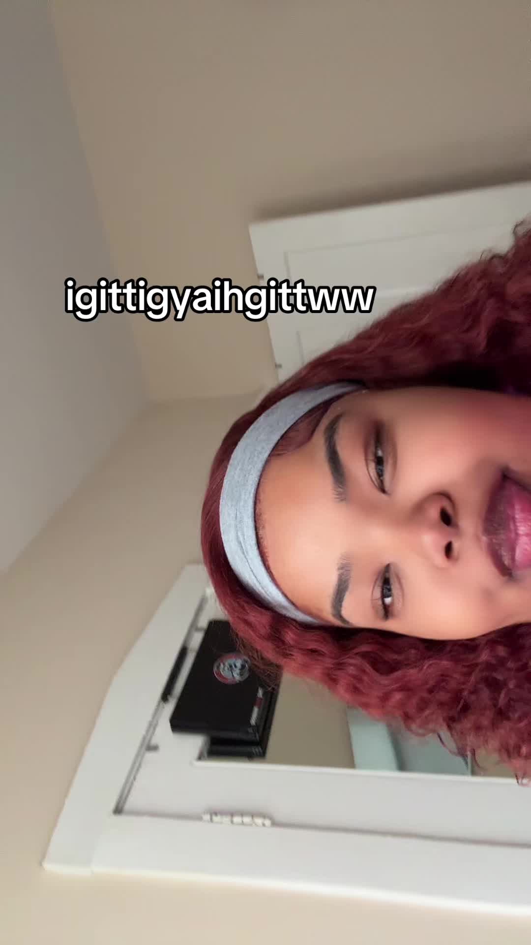 @🧍🏽&zwj;♀️