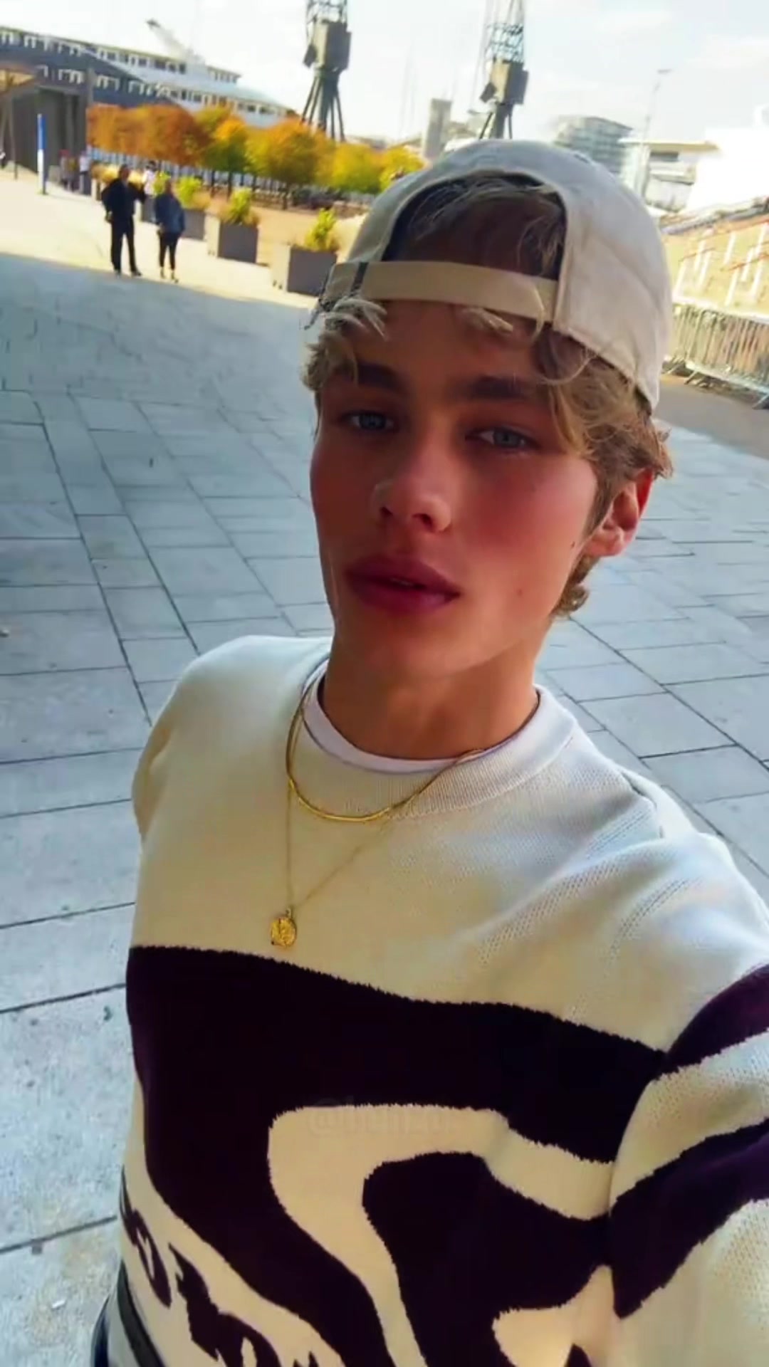 @𝘣𝘦𝘯𝘻𝘰.𝘤𝘤