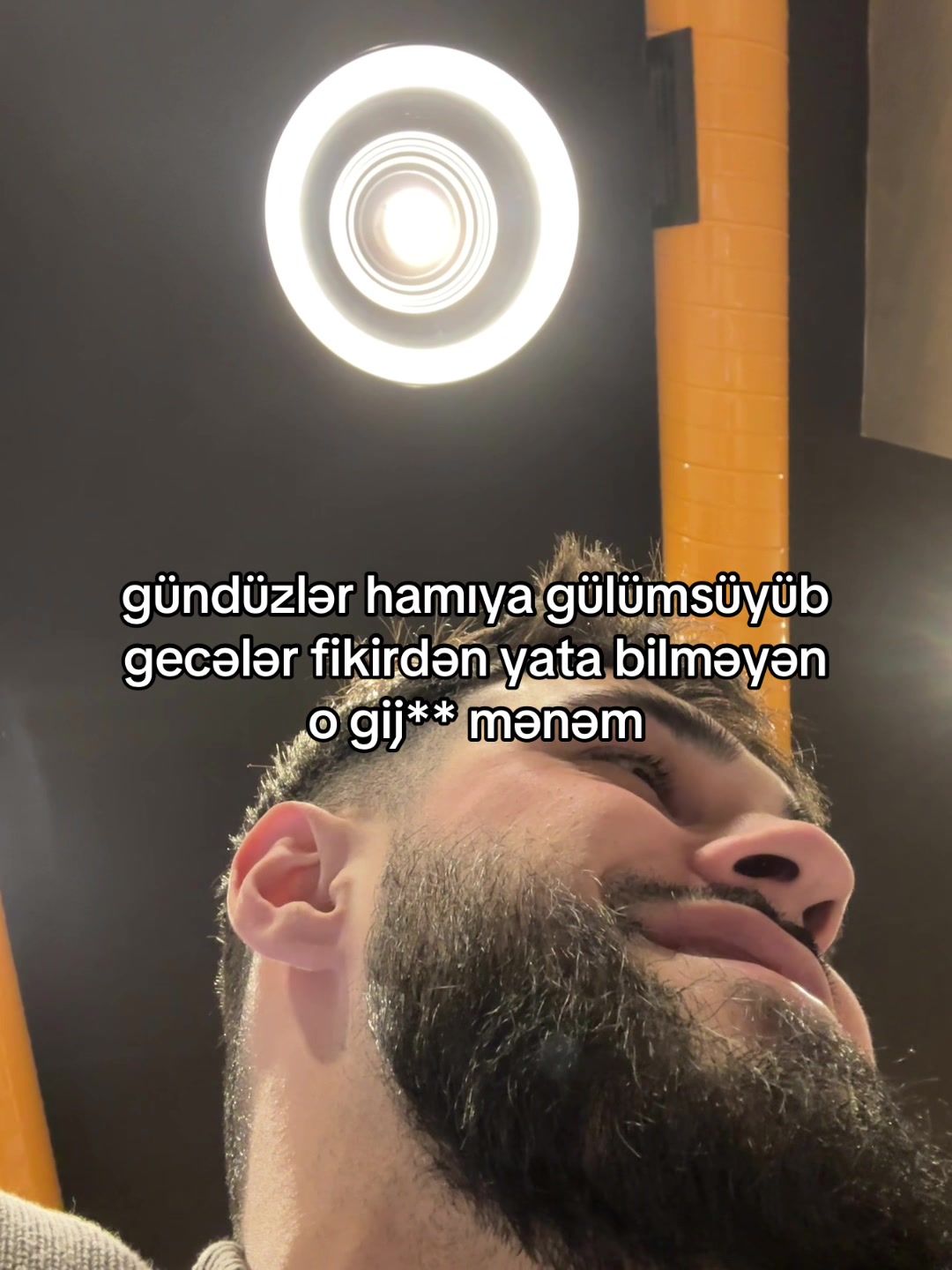 @E J