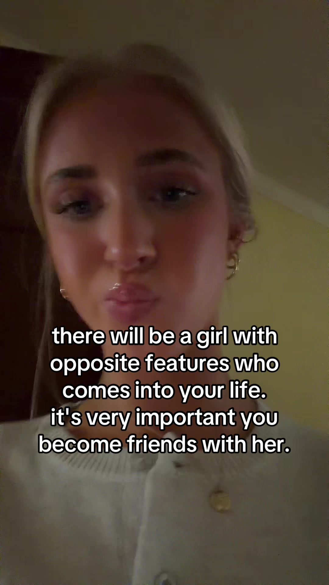 @theelliebarker