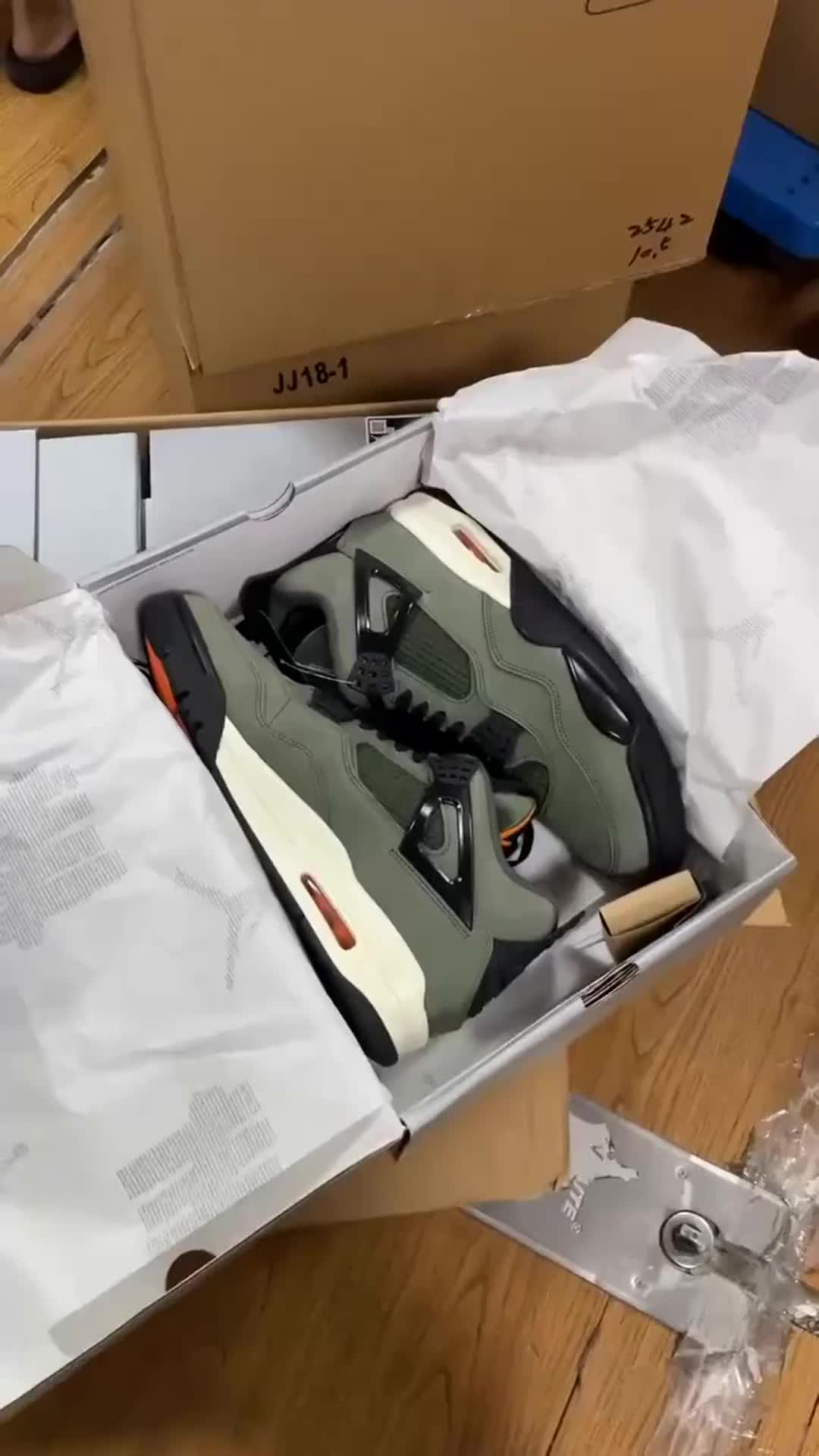 @cocosneaker