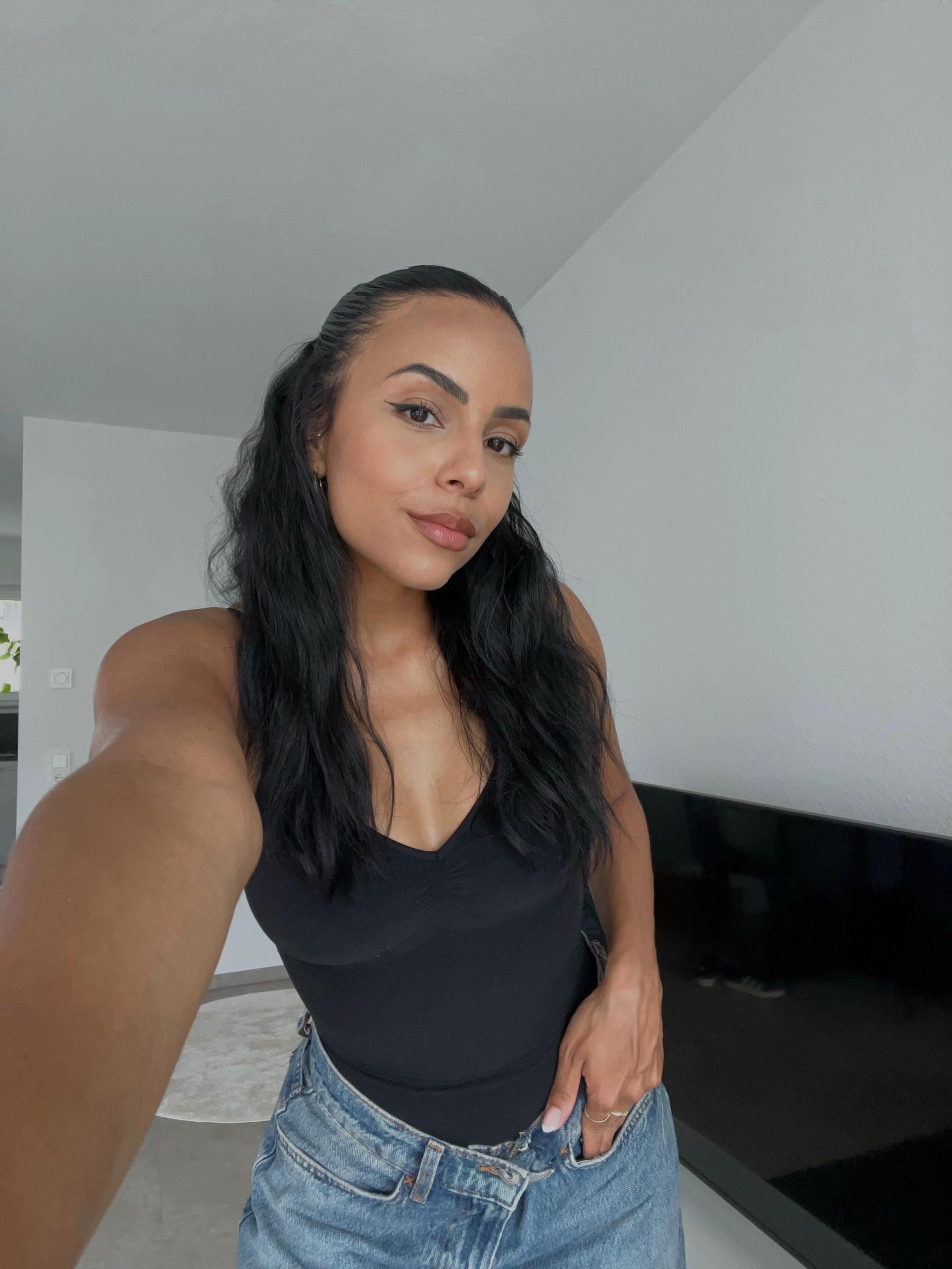 @shaniastrb