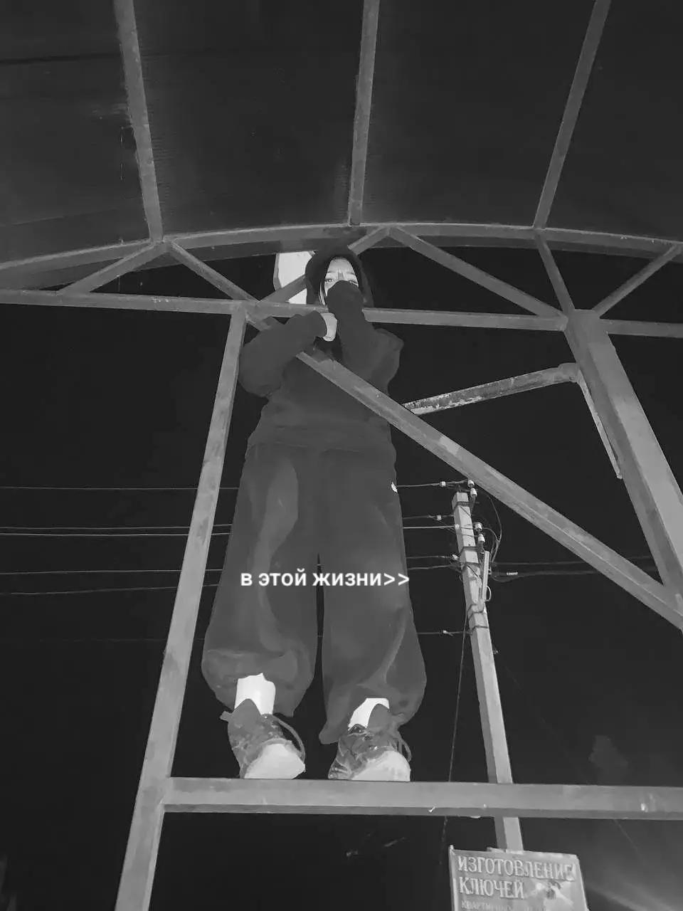 @⌖