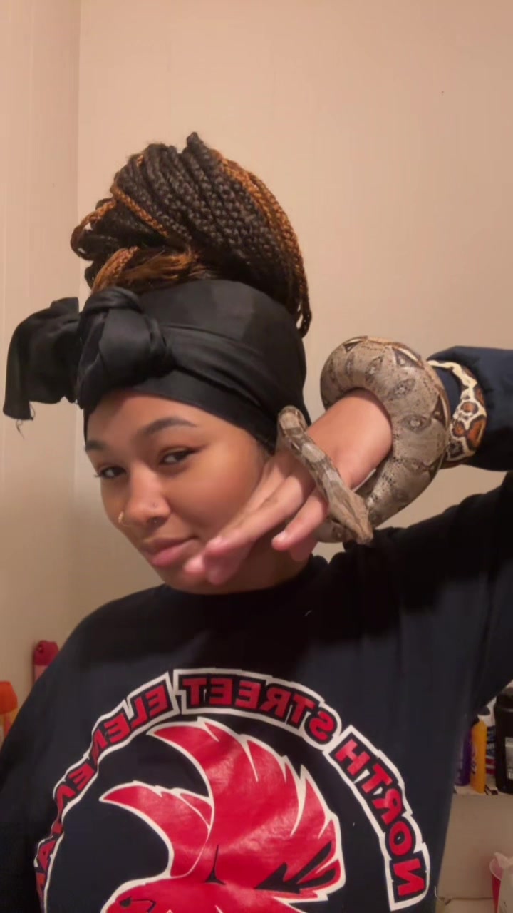 @<33