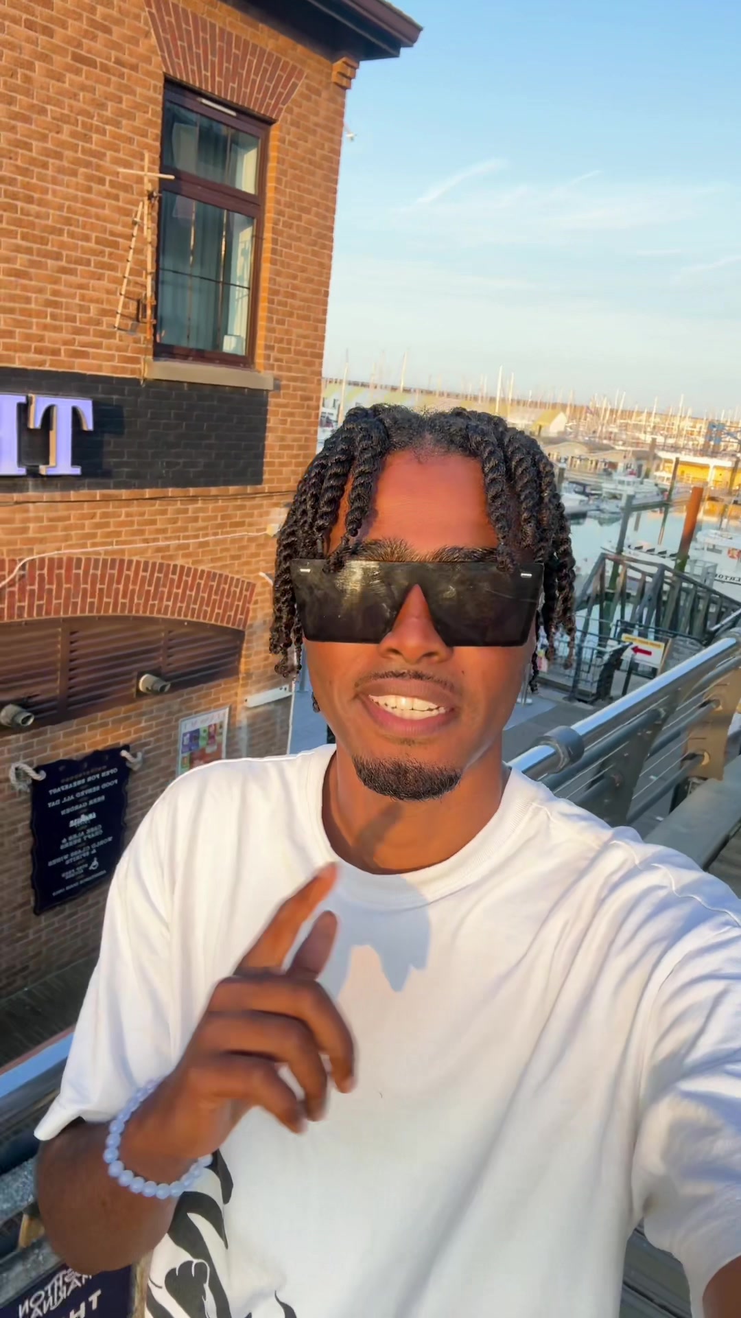 @2v🧑🏾&zwj;🦱.