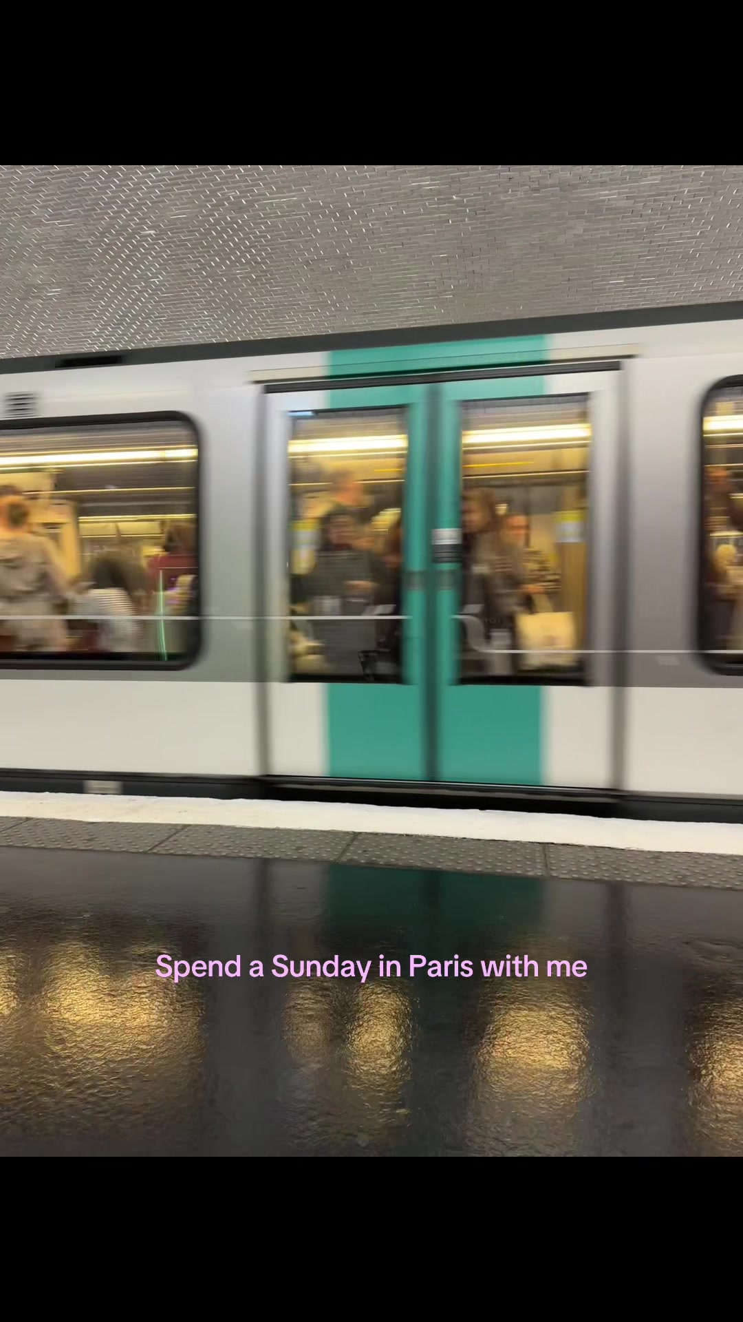 @carolinegb__