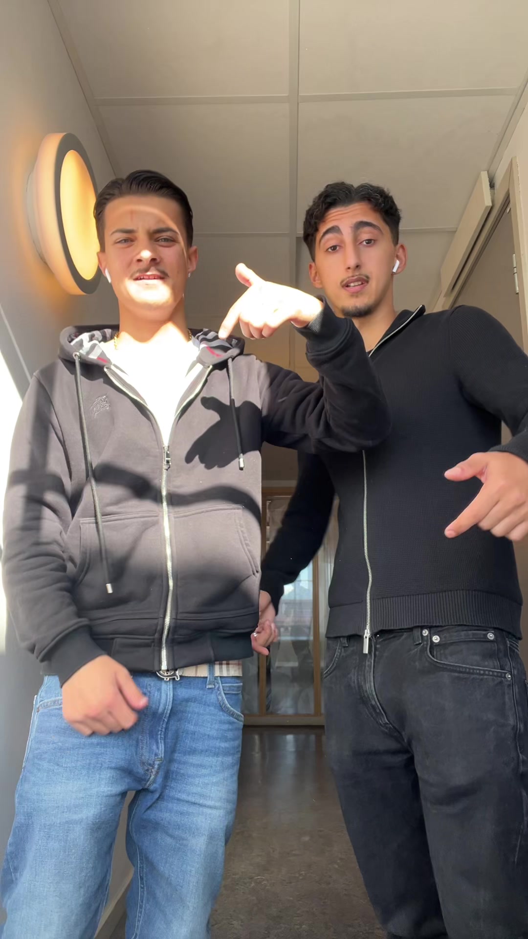 @️