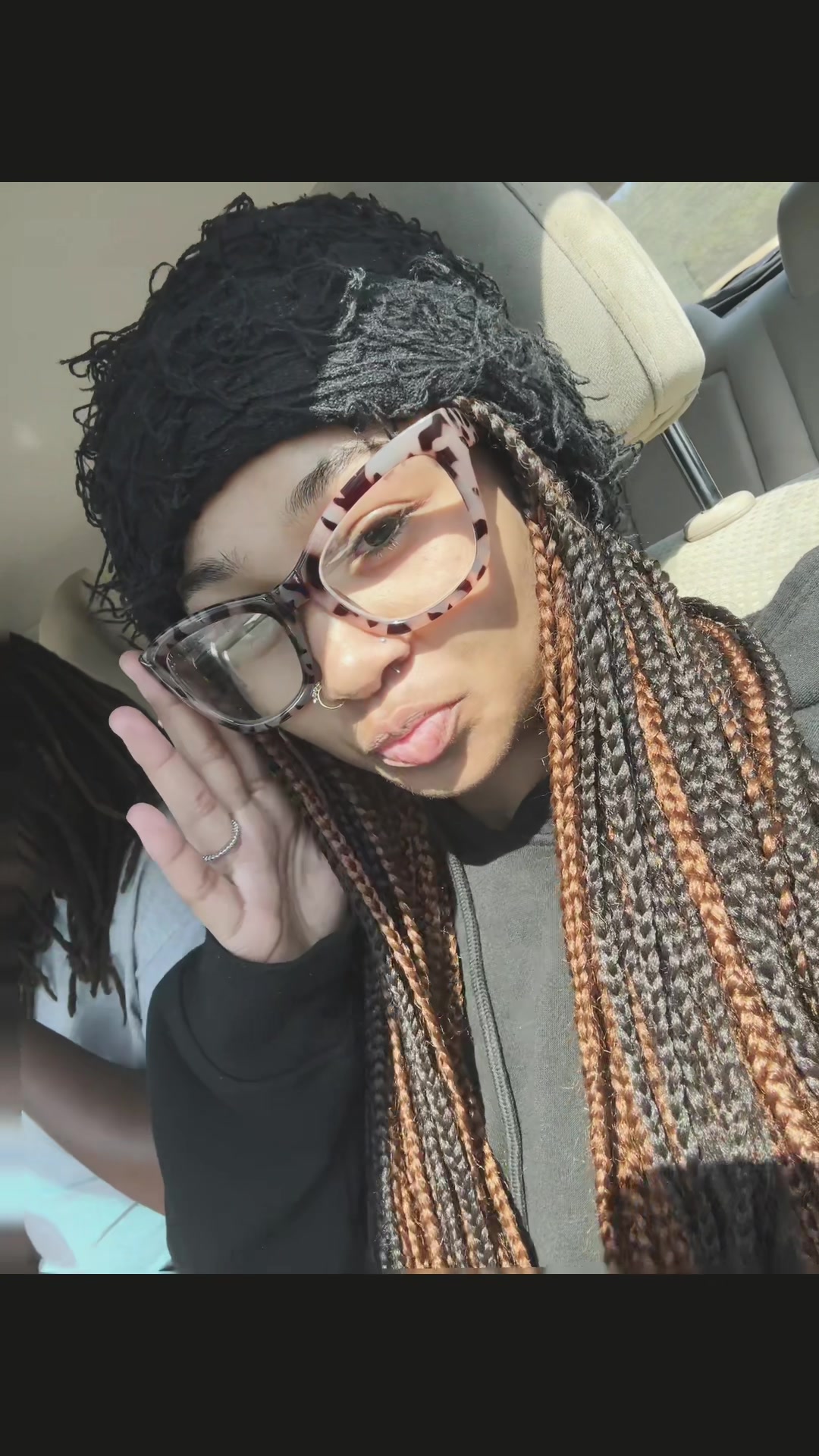 @<33