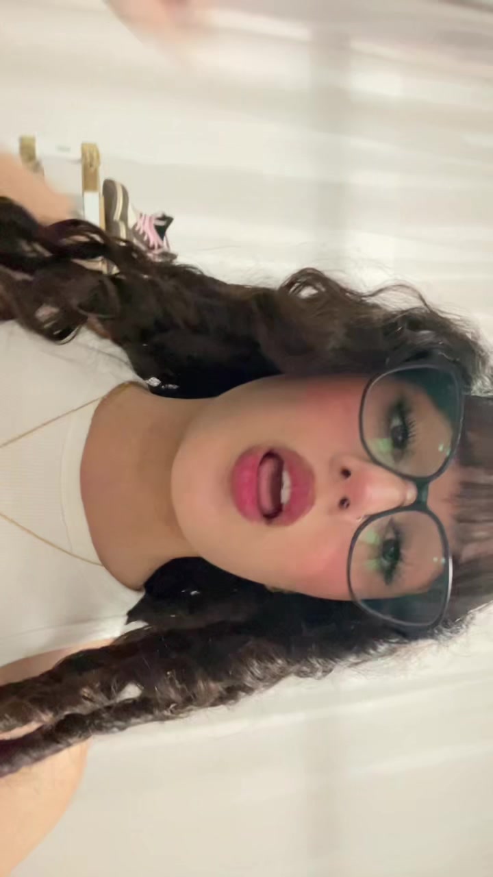 @iihelliyaa