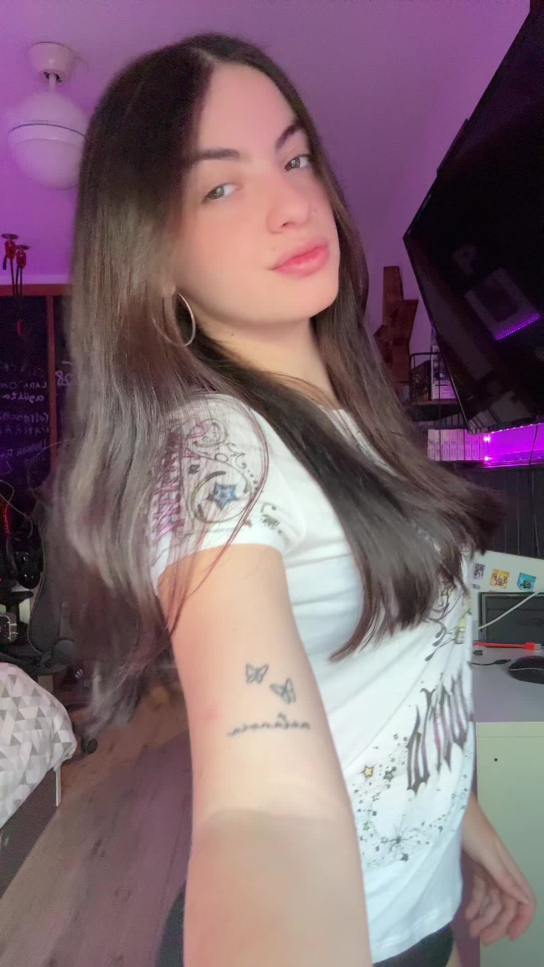 @danielaarosteguii