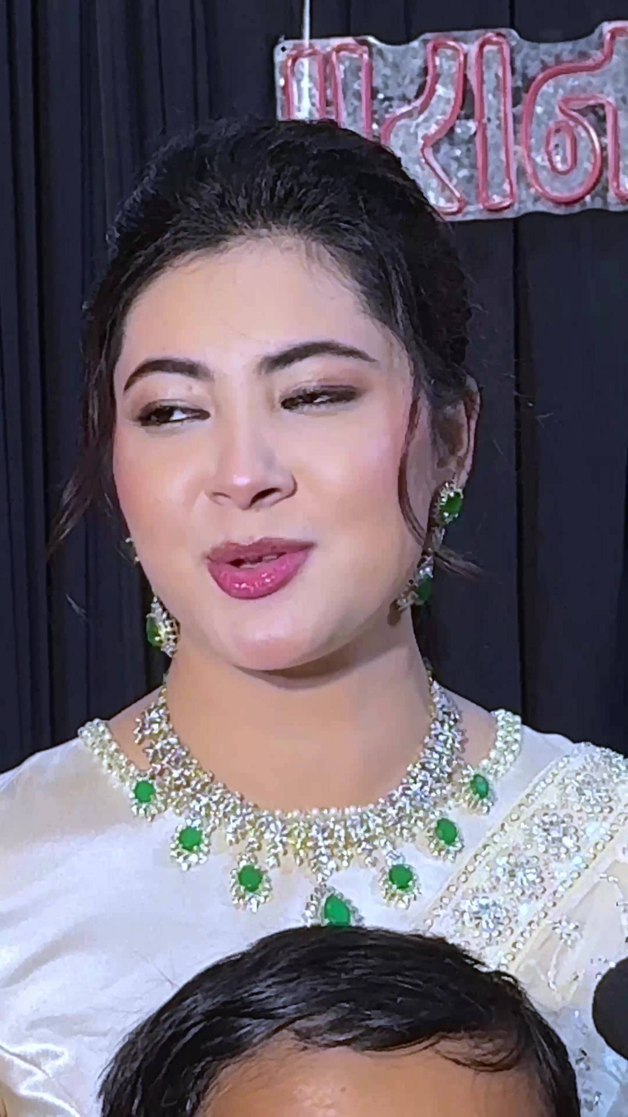 @AjakochitraHD