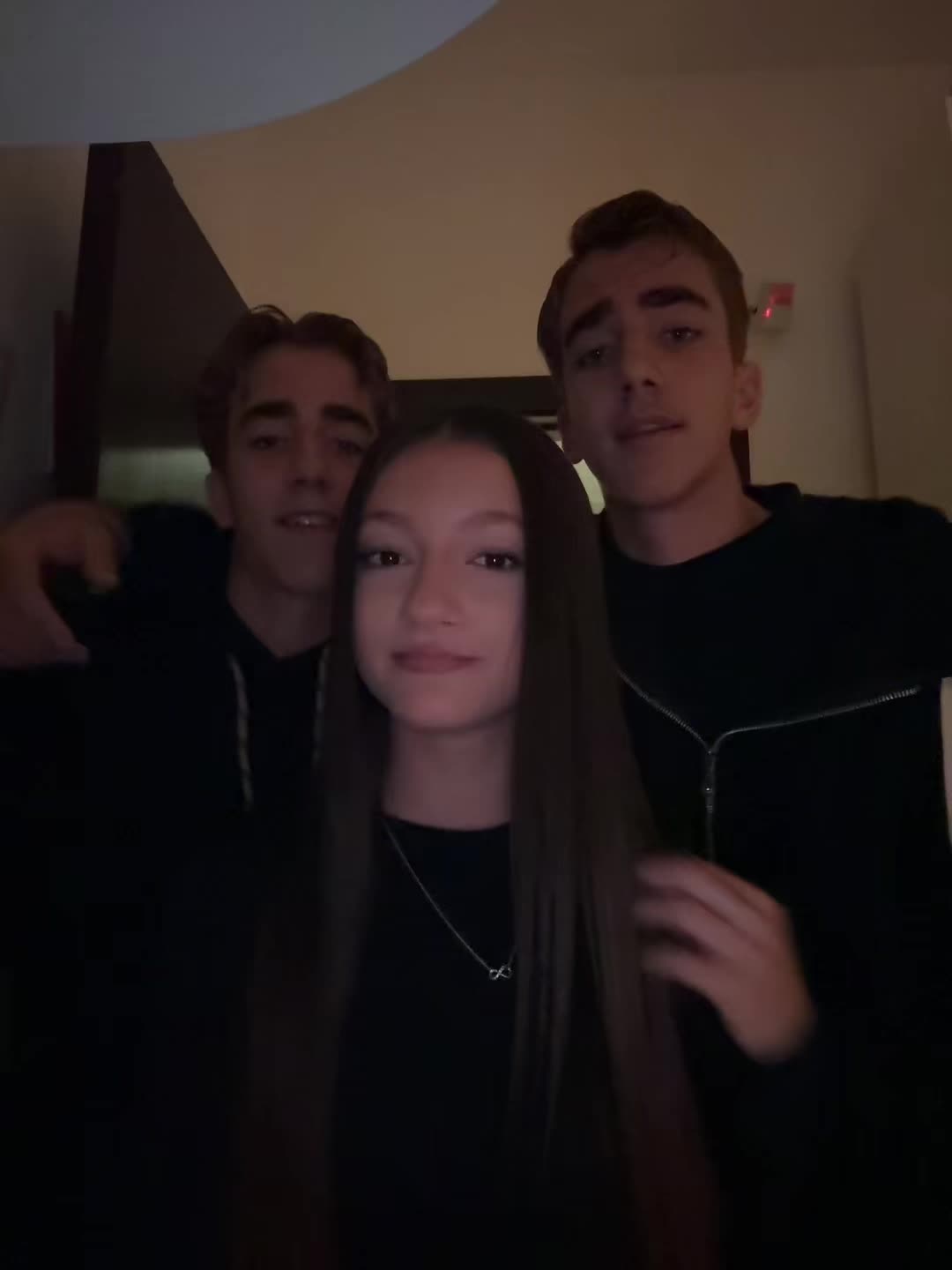 @𝒜𝒱