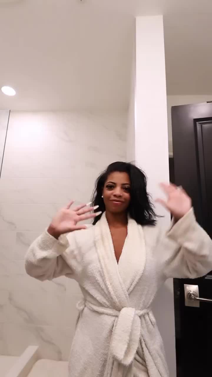 @Ashley_Alexander