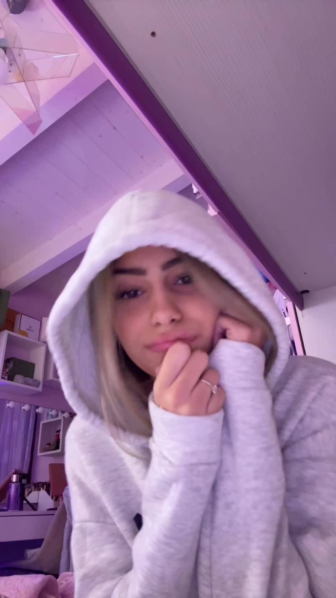 @elisaangiius