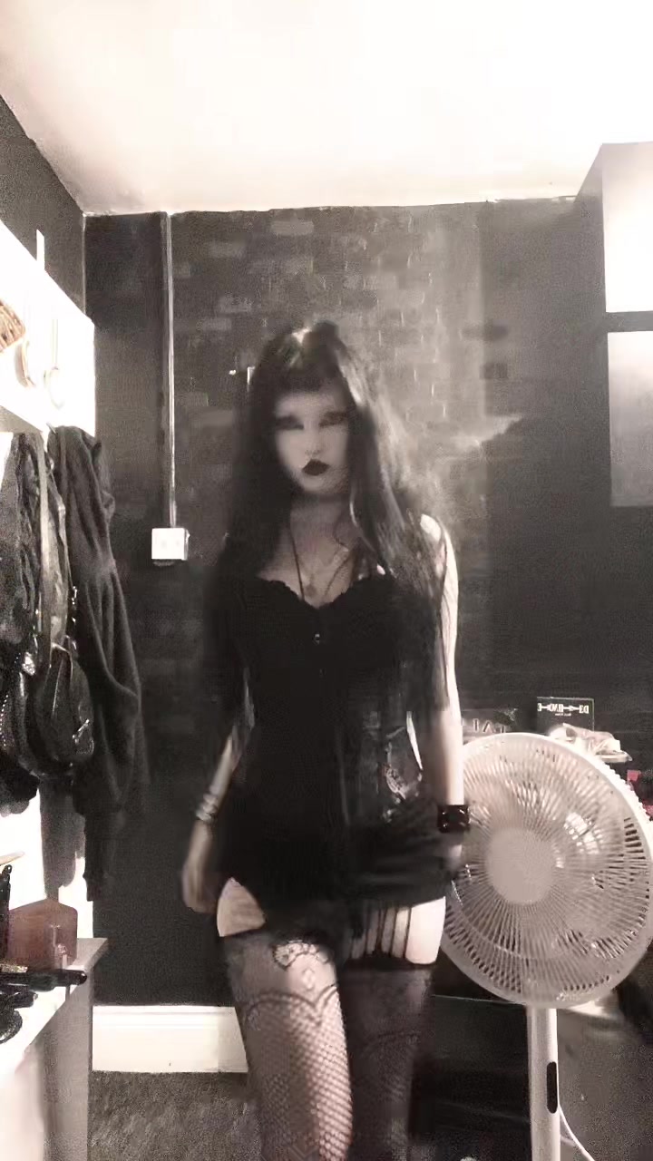 @s̷ɨɇn̷n̷a̷🧛🏻&zwj;♀️