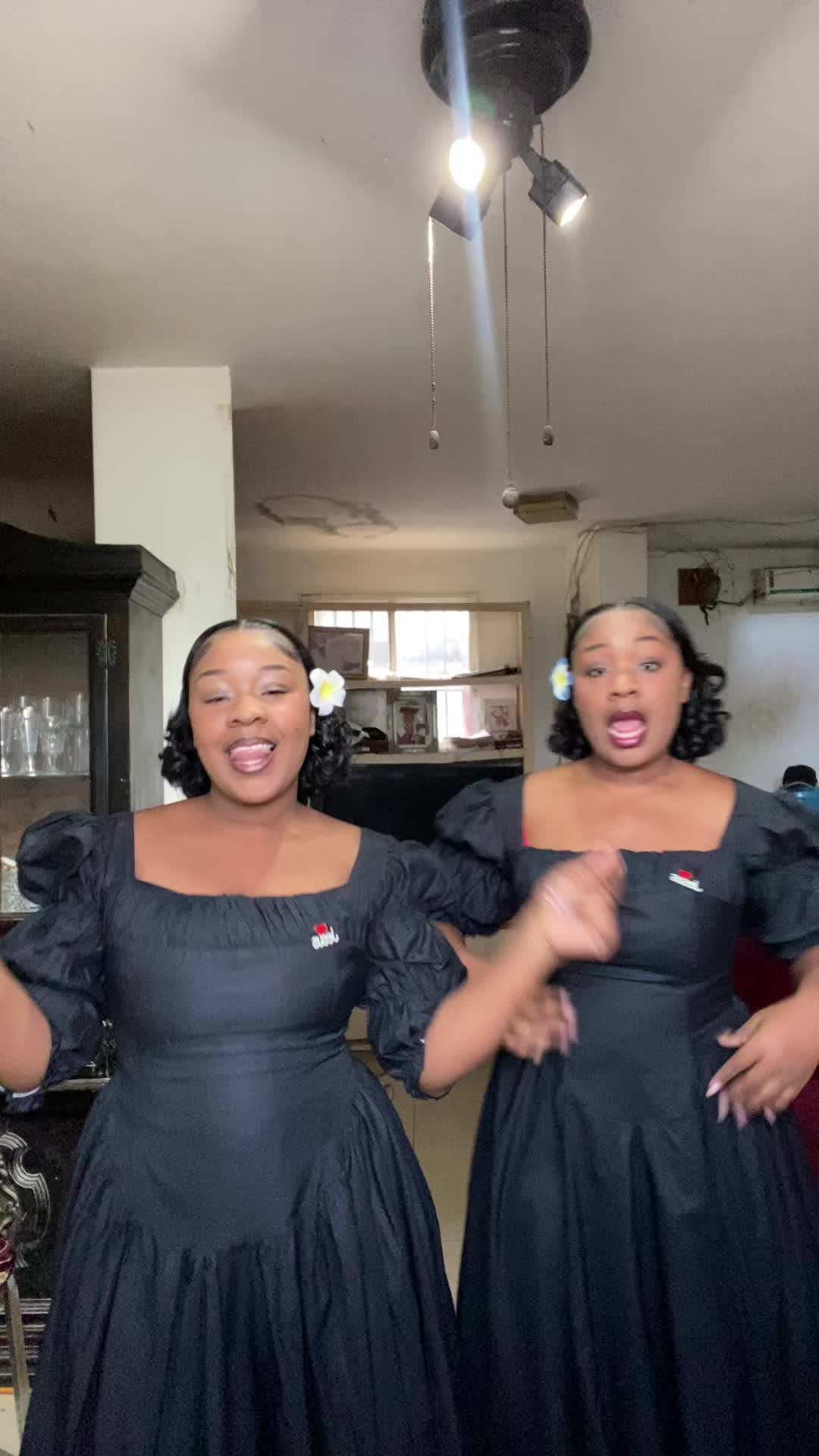 @Tai_sisters