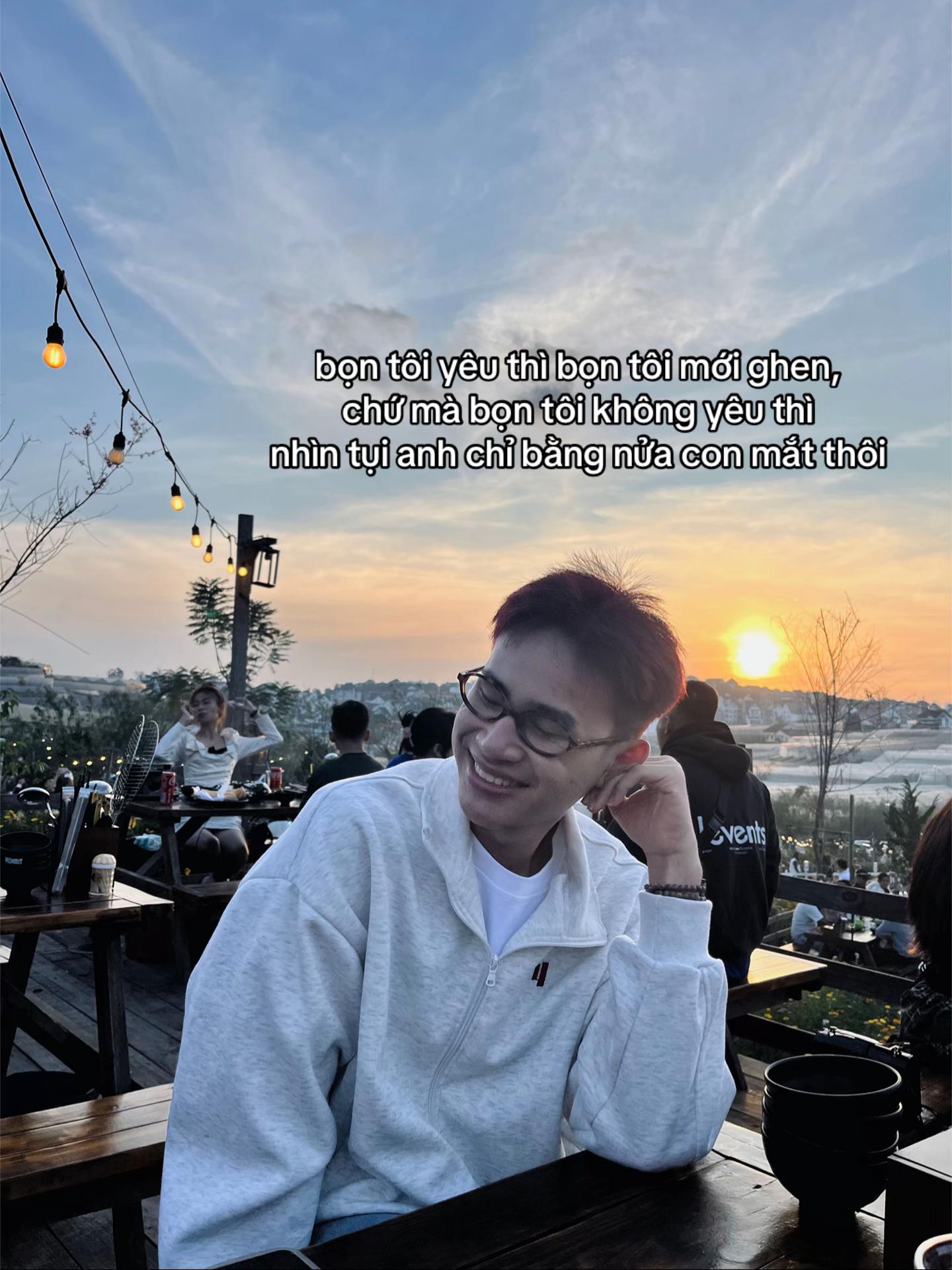 @thằng nh&oacute;c hay kh&oacute;c