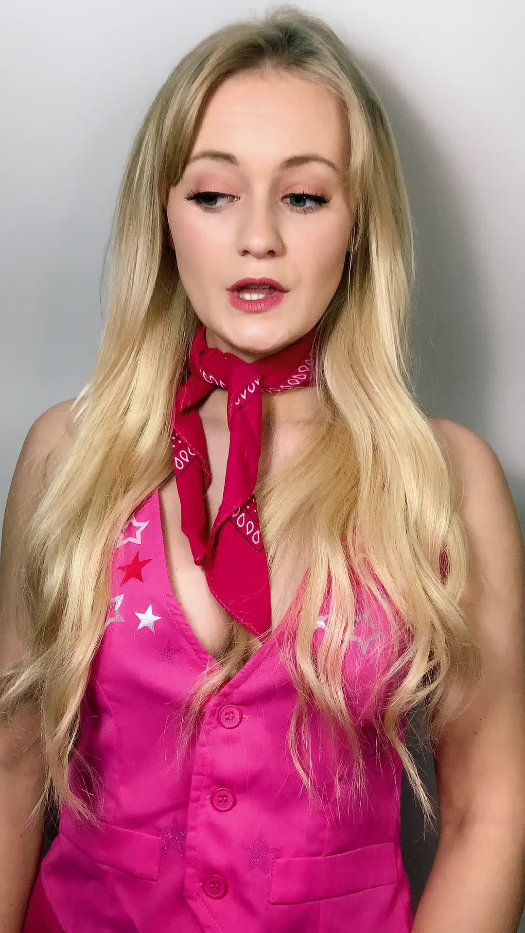 @SarahCosplayGal