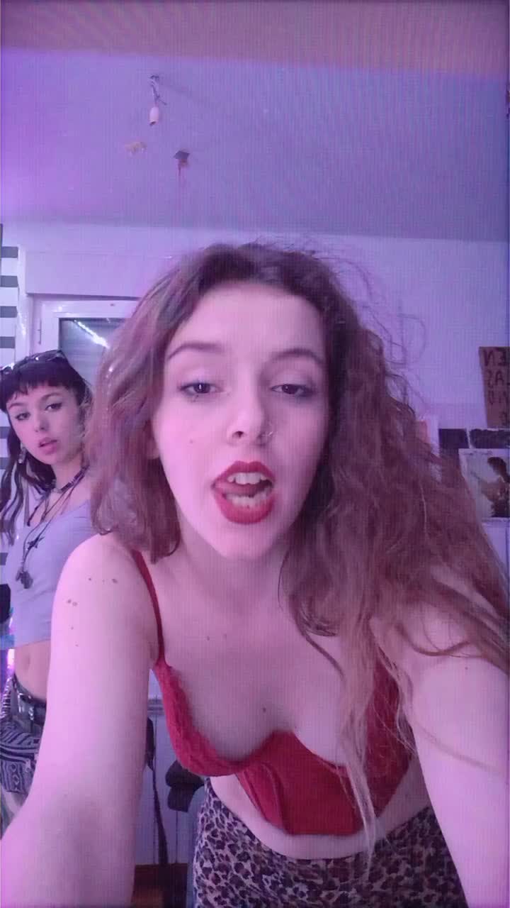 @violeta_casta&ntilde;