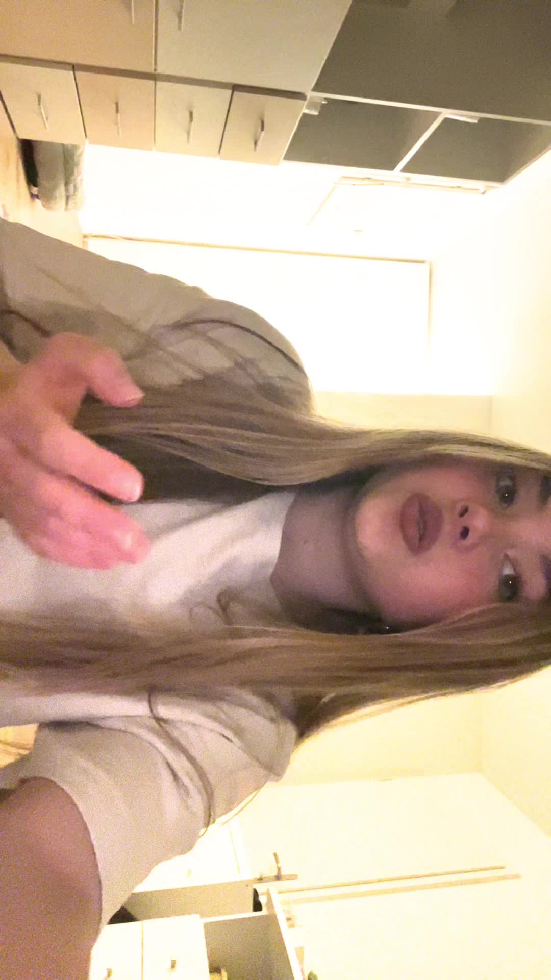 @Elena_<3