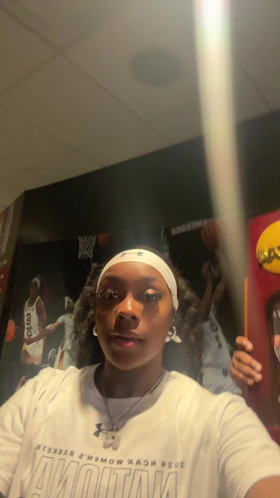@Hollywood_Raven