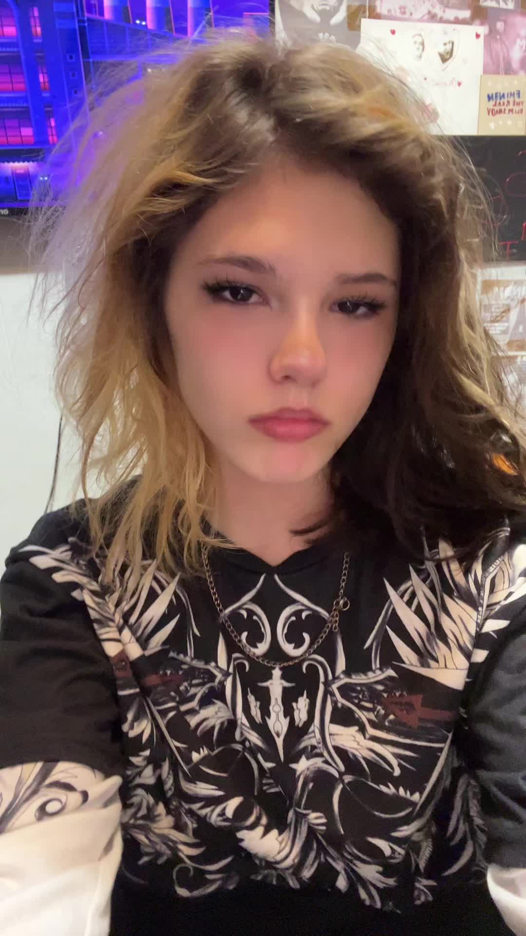 @🤡_Peek_A_Boo_🤡