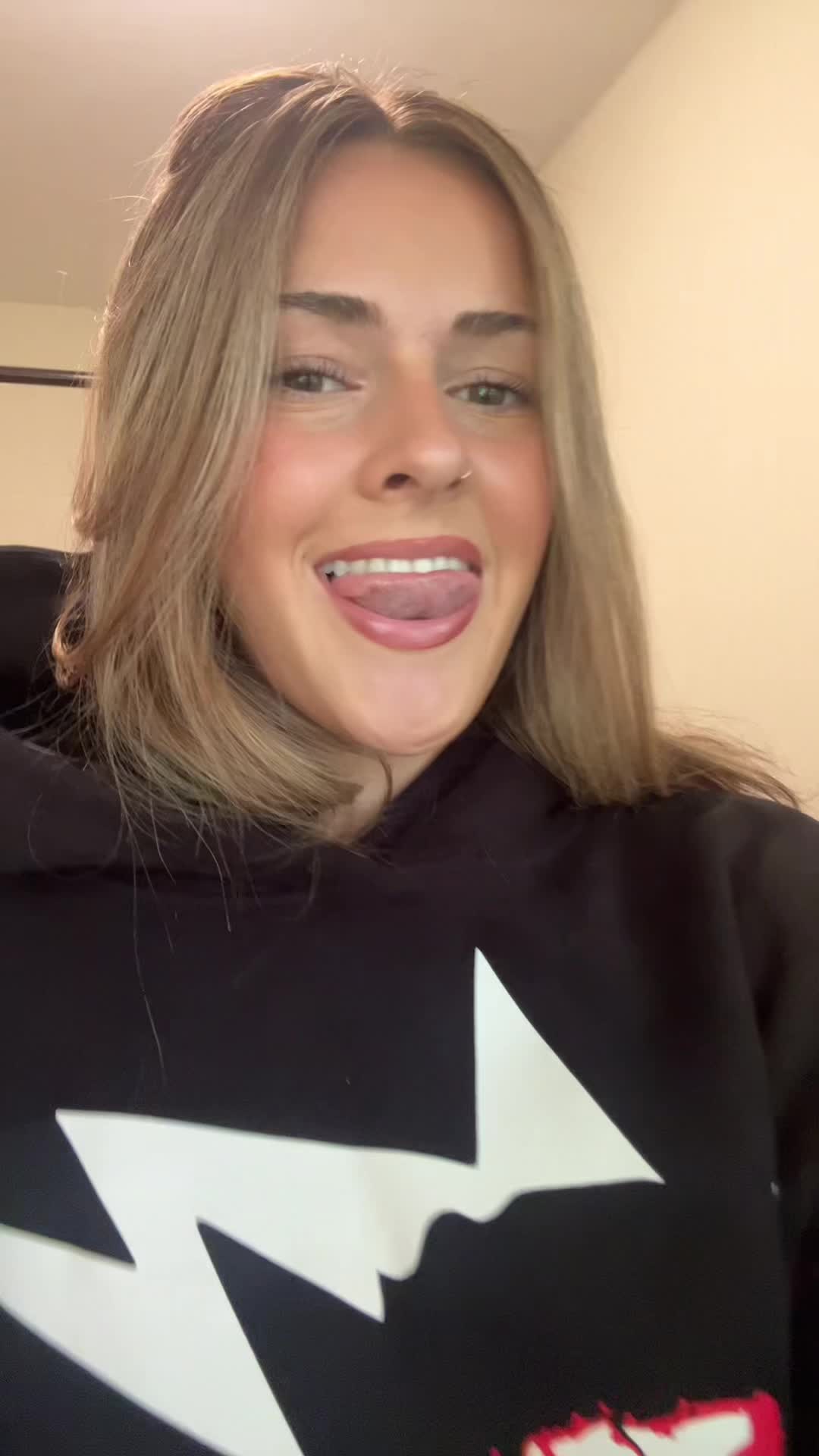 @🧍🏼&zwj;♀️