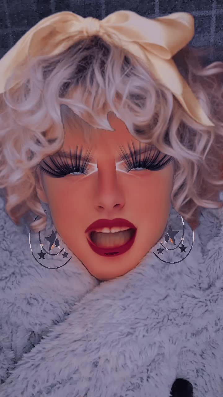 @Itsmedeedee