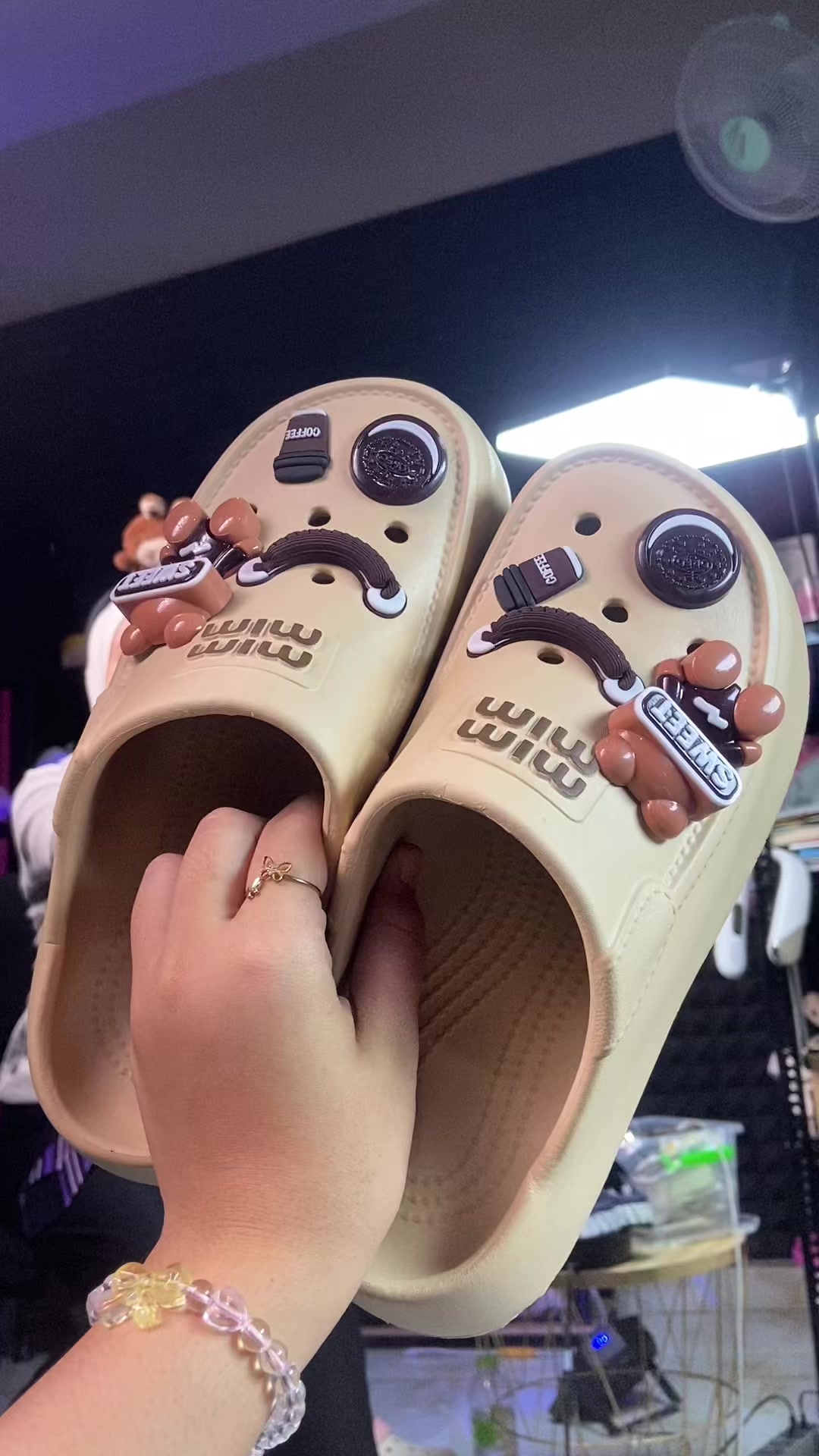 @LELI si paling TAS dan SANDAL