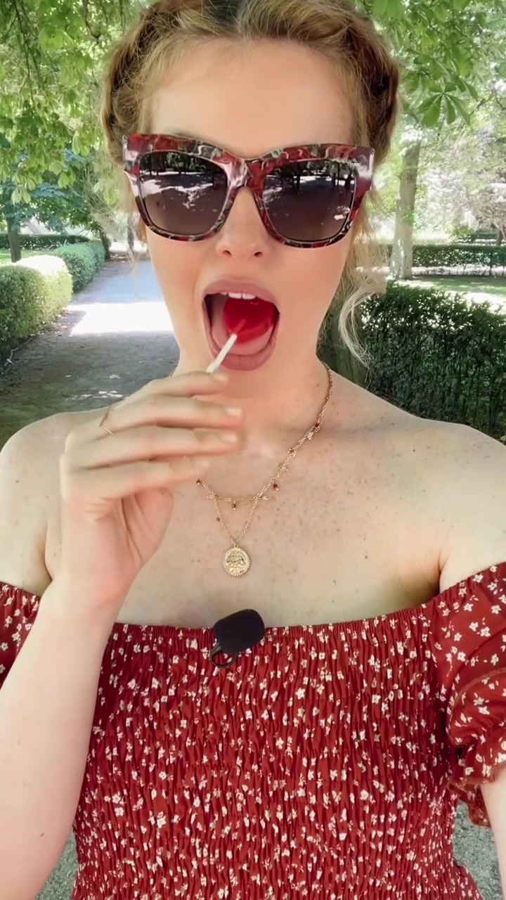 @AdrianaAbenia