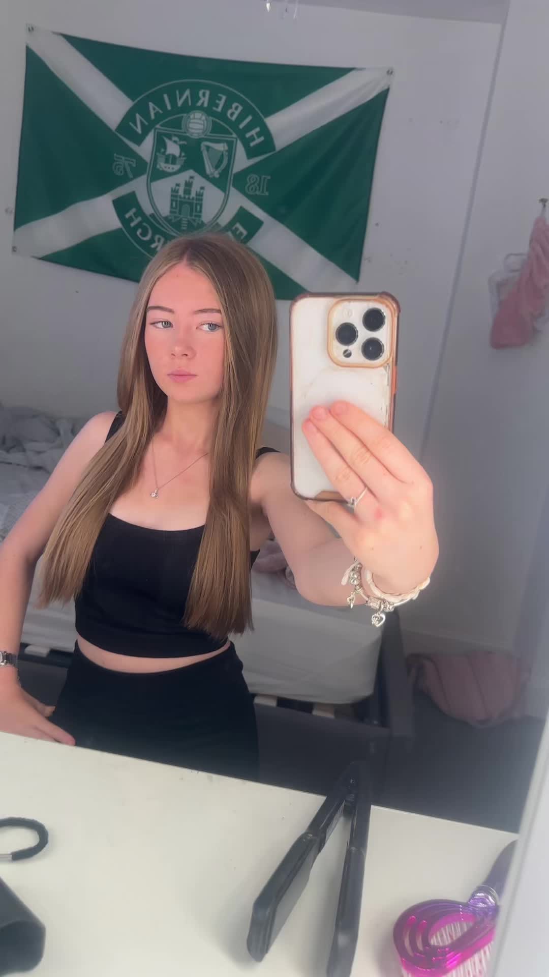 @𝐜𝐚𝐫𝐥𝐲𝐜𝐨𝐰𝐚𝐧🖤