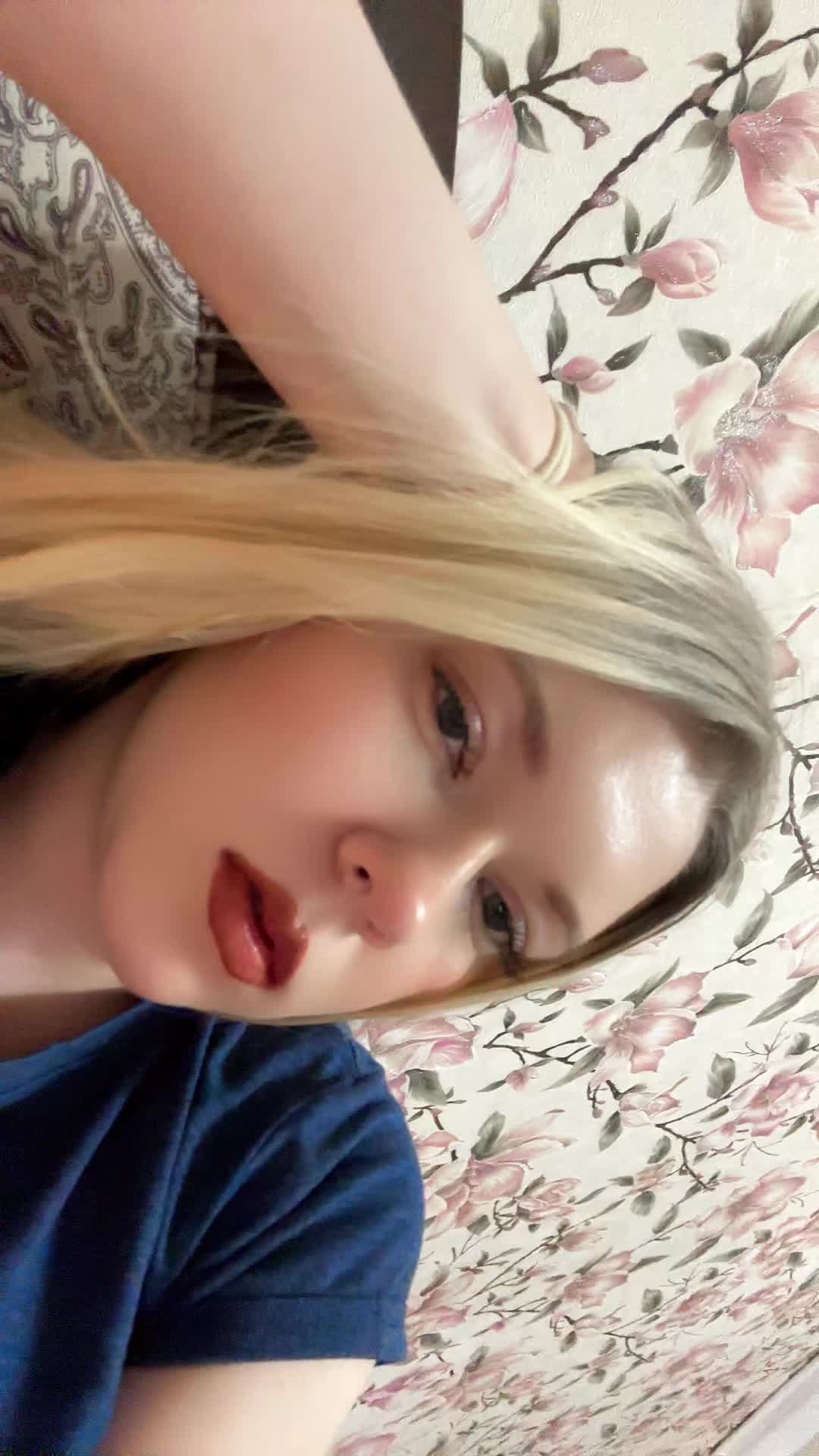 @Anechka 𝓑𝓵𝓸𝓷𝓭𝓲𝓷𝓴𝓪🎀