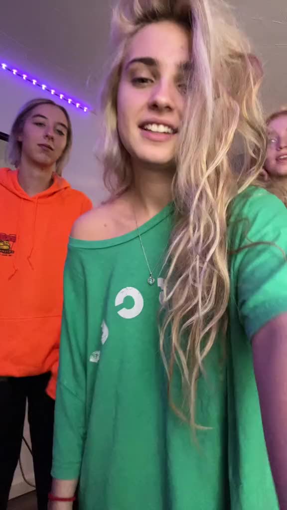 @Sara🇺🇸🇽🇰