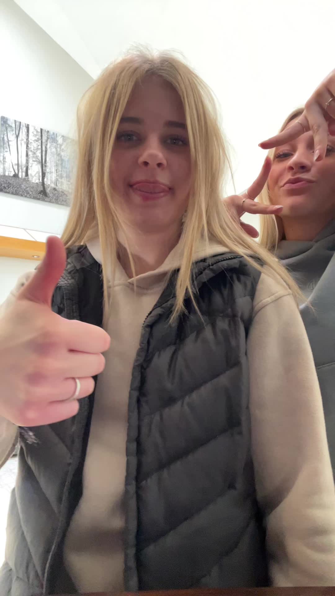 @:))