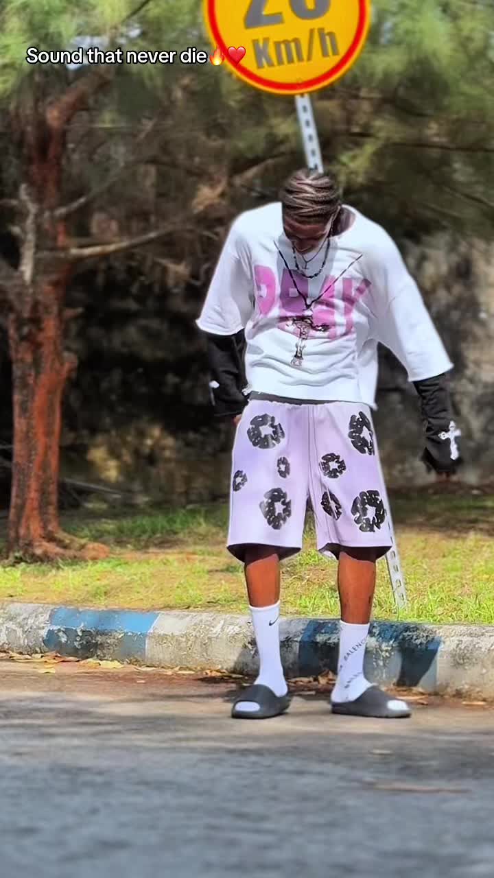@Davodeee
