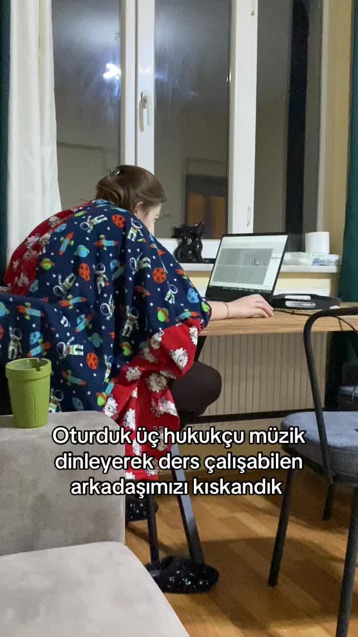 @Elifakyurekaşkm