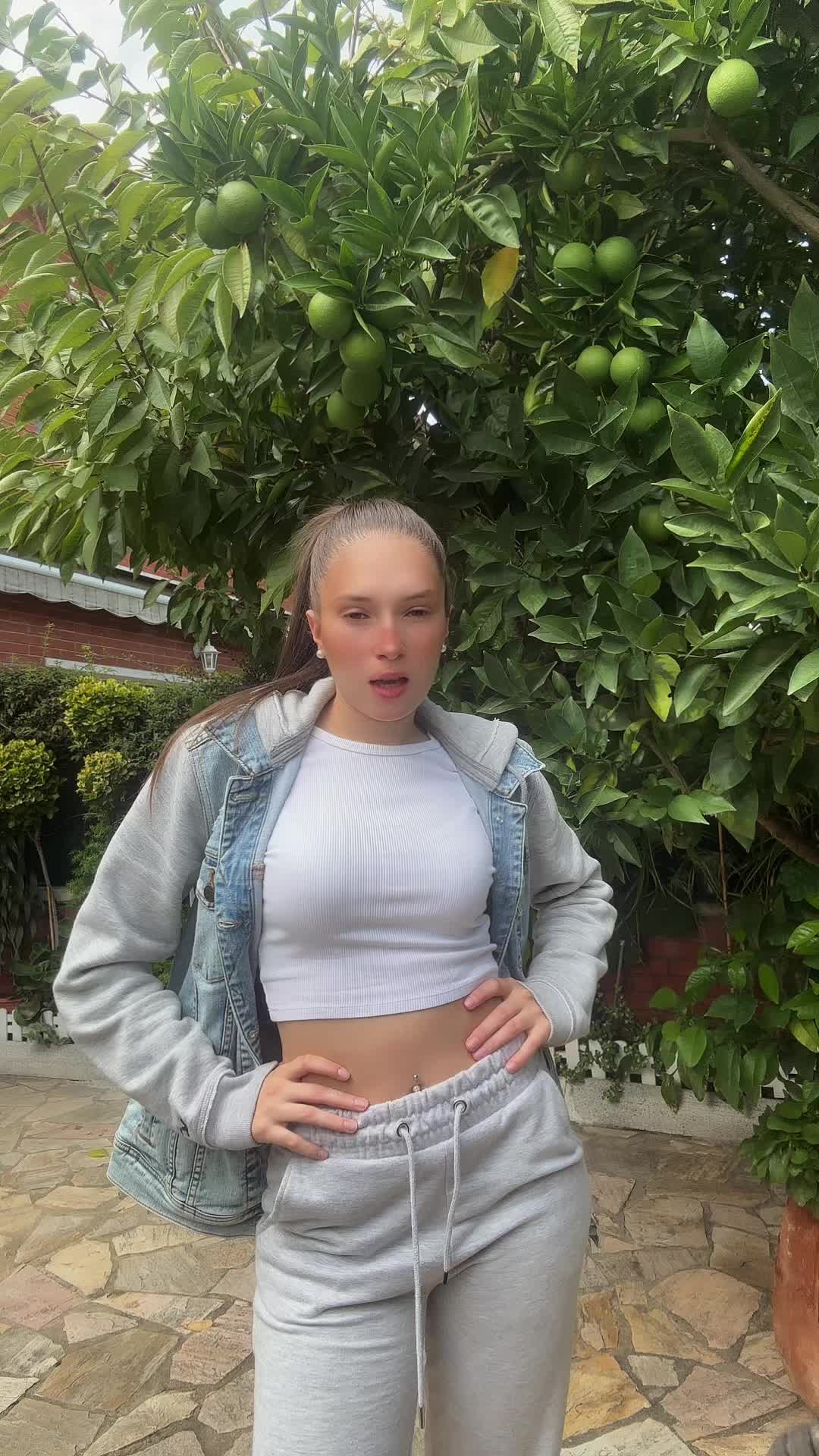 @aroneey10