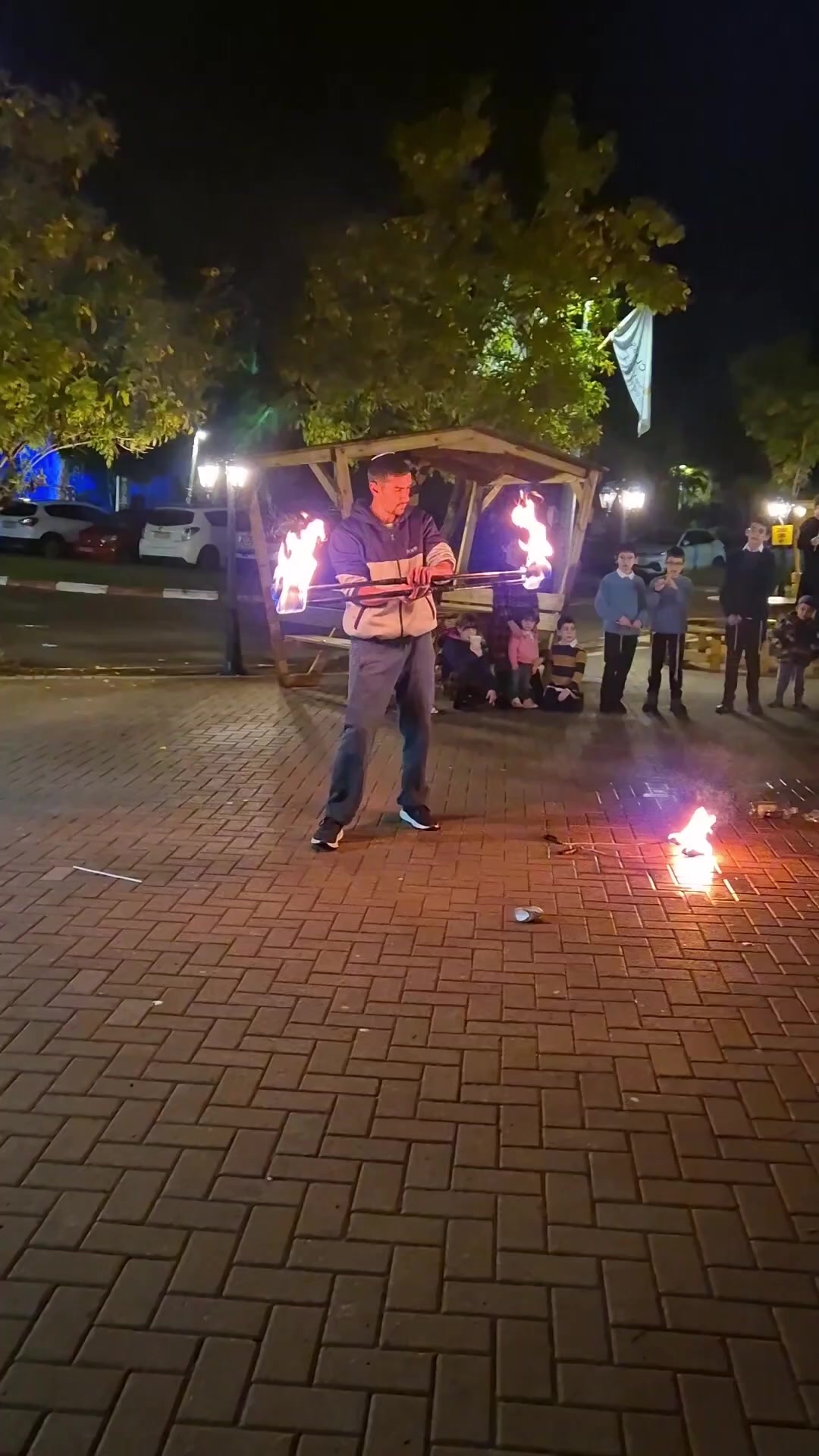 @ההוא ששם דברים על הסנטר