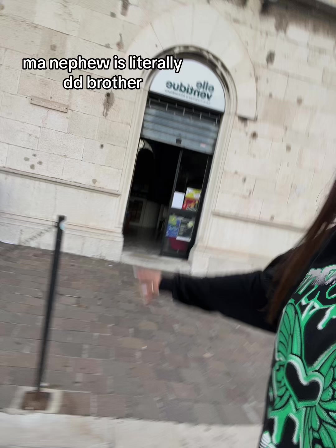 @￼