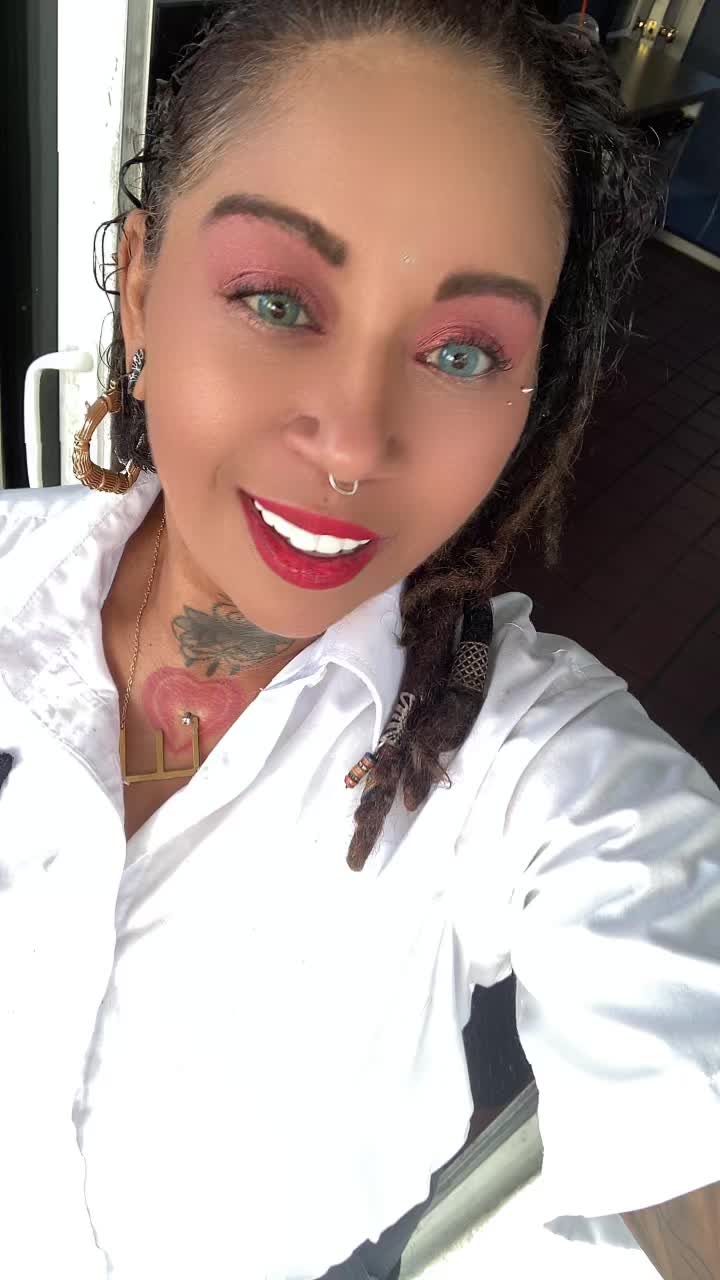 @Erika_TattedAmputee