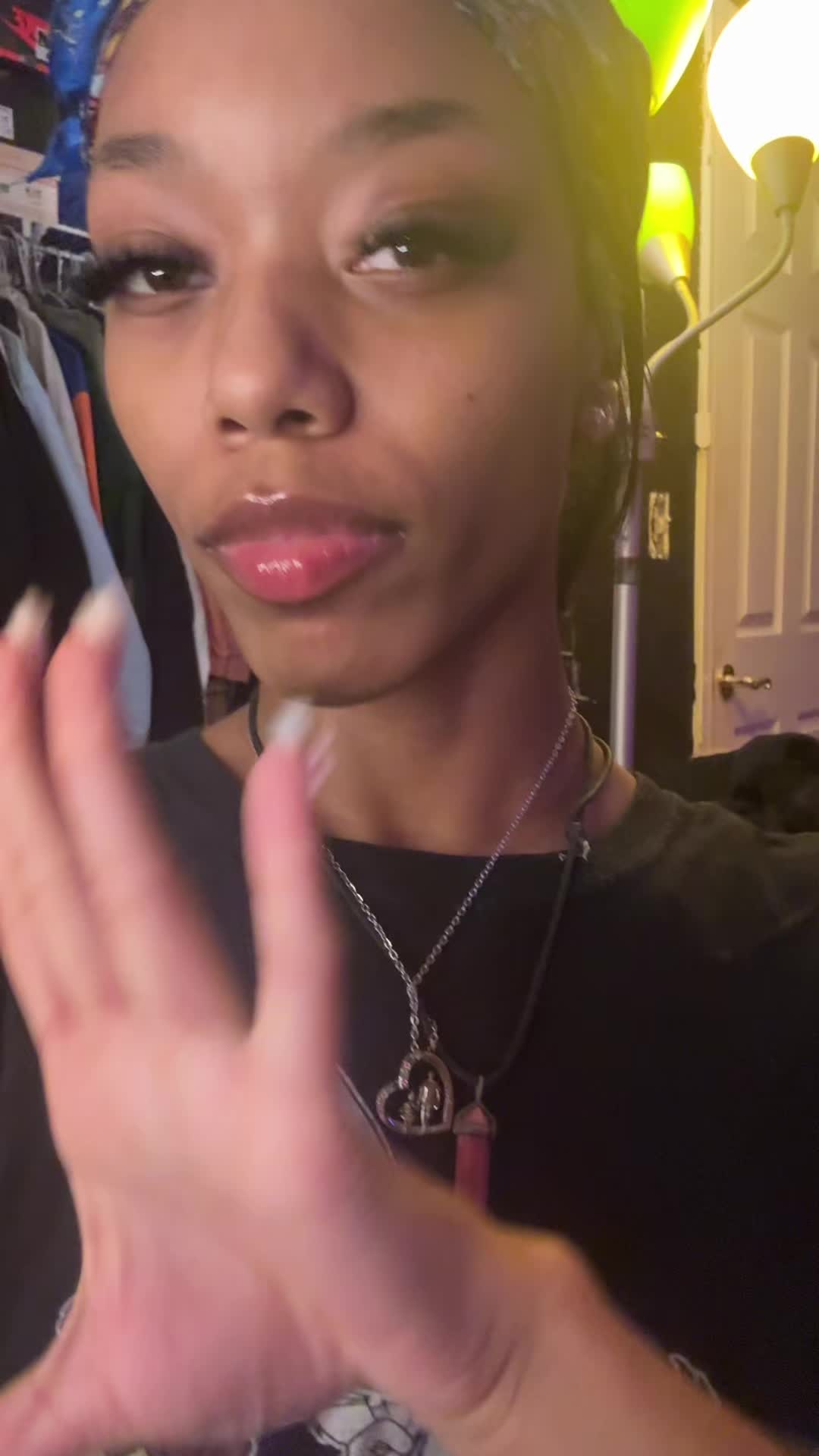 @🫦